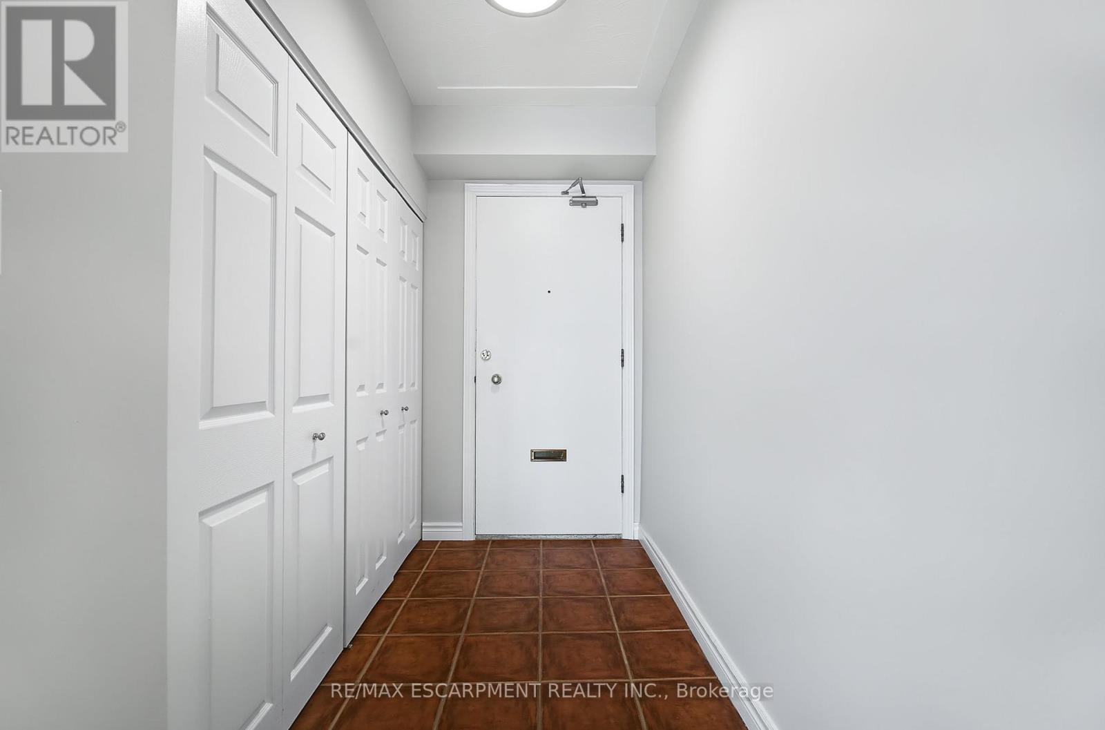 708 - 8 Woodman Drive S, Hamilton, Ontario  L8K 4C9 - Photo 3 - X12198668