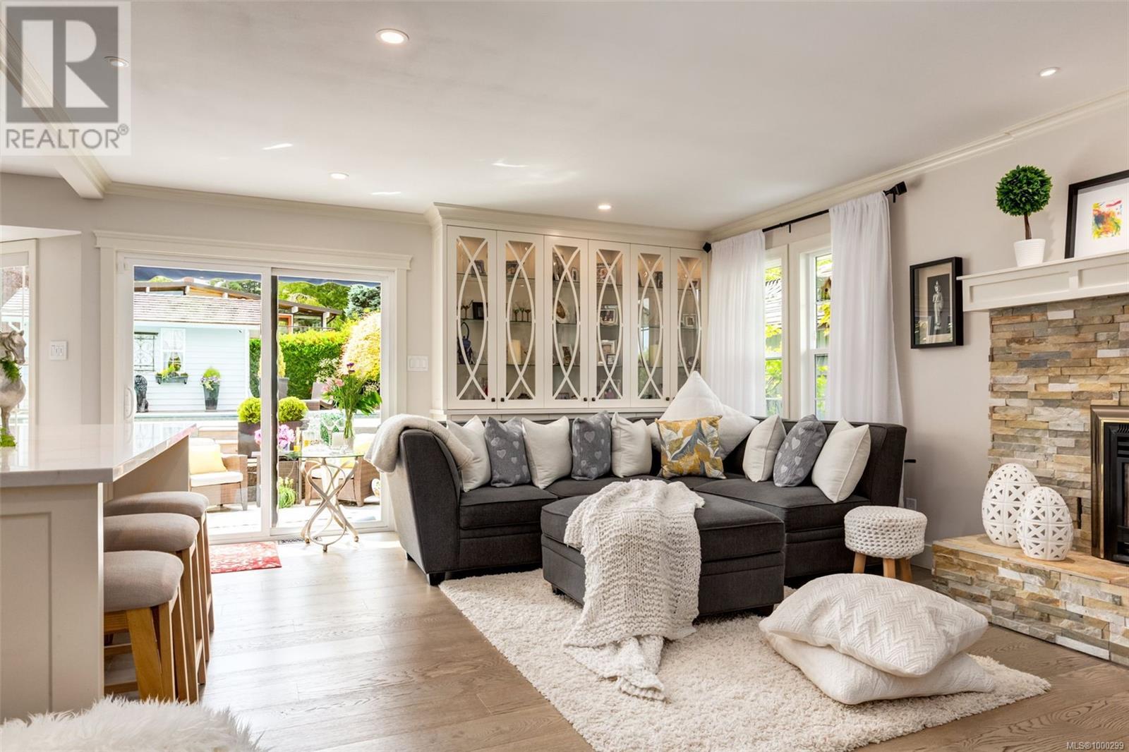 Property at 221 Blairgowrie Pl image 4