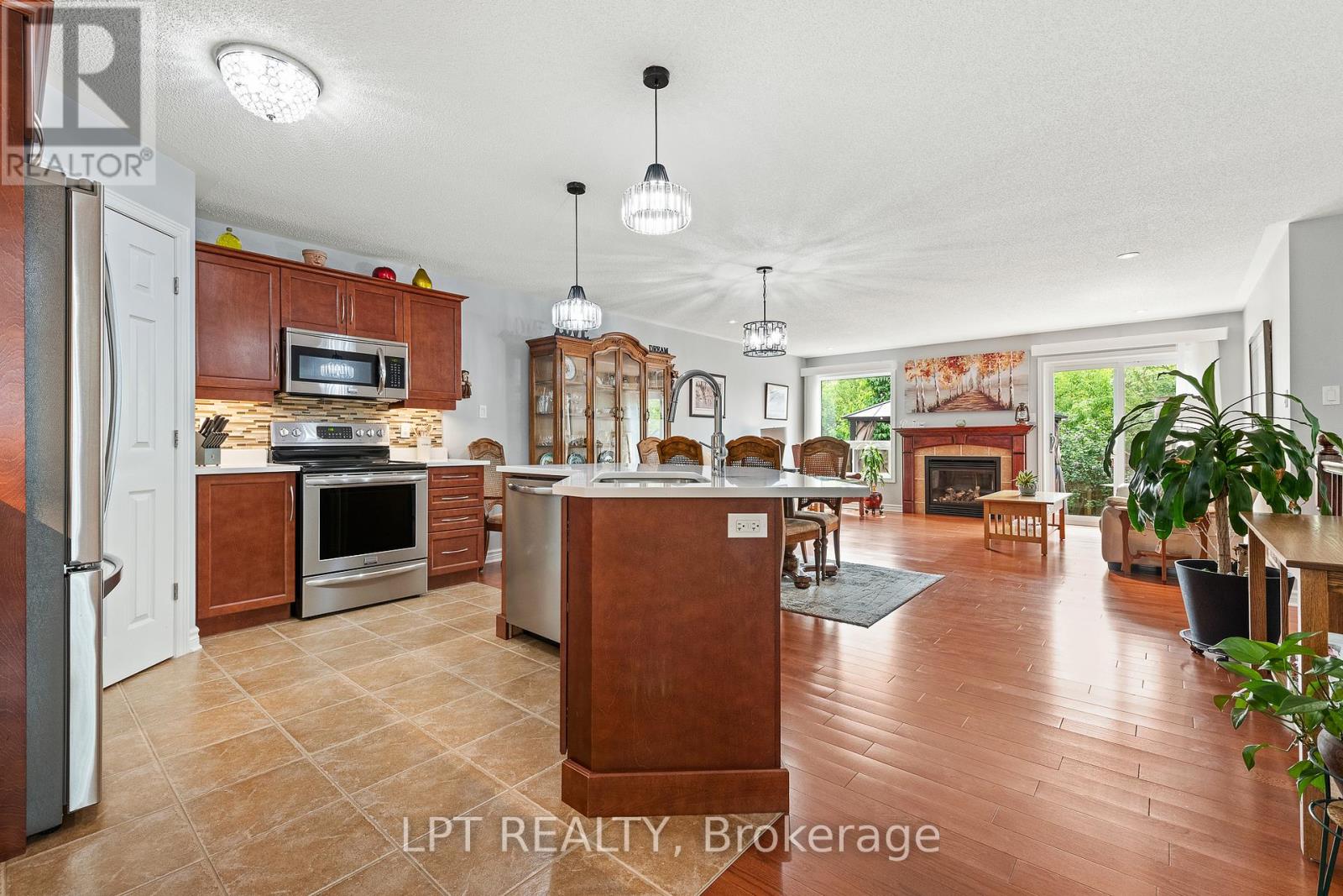 420 Honeyborne Street, Mississippi Mills, Ontario  K0A 1A0 - Photo 10 - X12199141