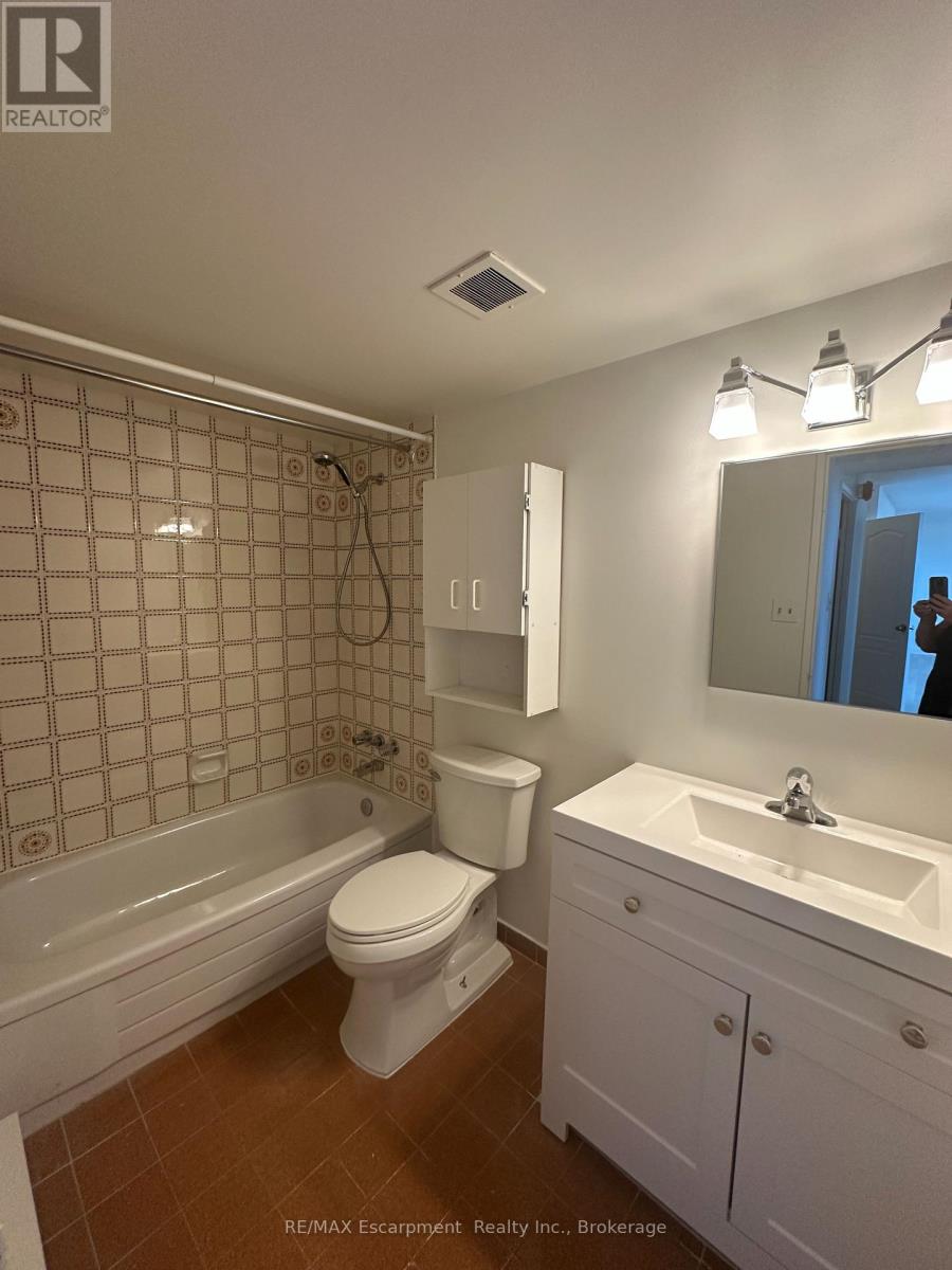 1215 - 700 Dynes Road, Burlington, Ontario  L7N 3M2 - Photo 8 - W12199165