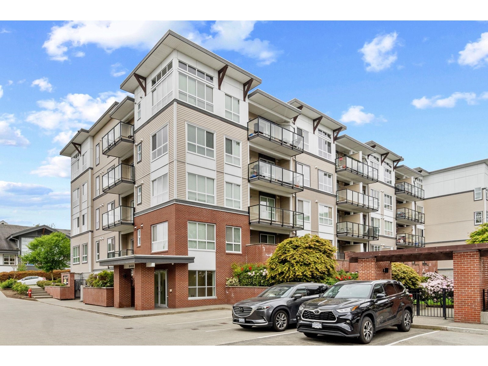 303 6468 195A STREET, surrey, British Columbia