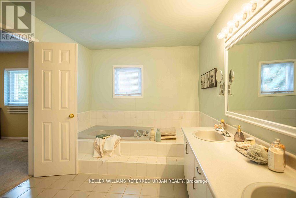 32 Nelson Circle, Newmarket, Ontario  L3X 1R1 - Photo 26 - N12198838