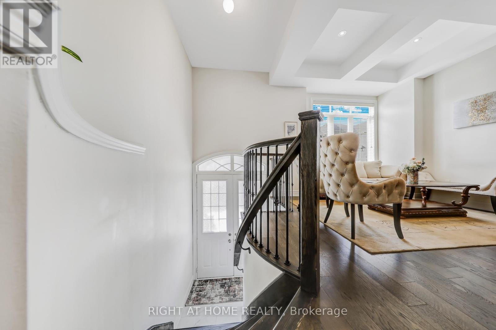 16 Lasalle Lane, Richmond Hill, Ontario  L4C 7V6 - Photo 6 - N12198975