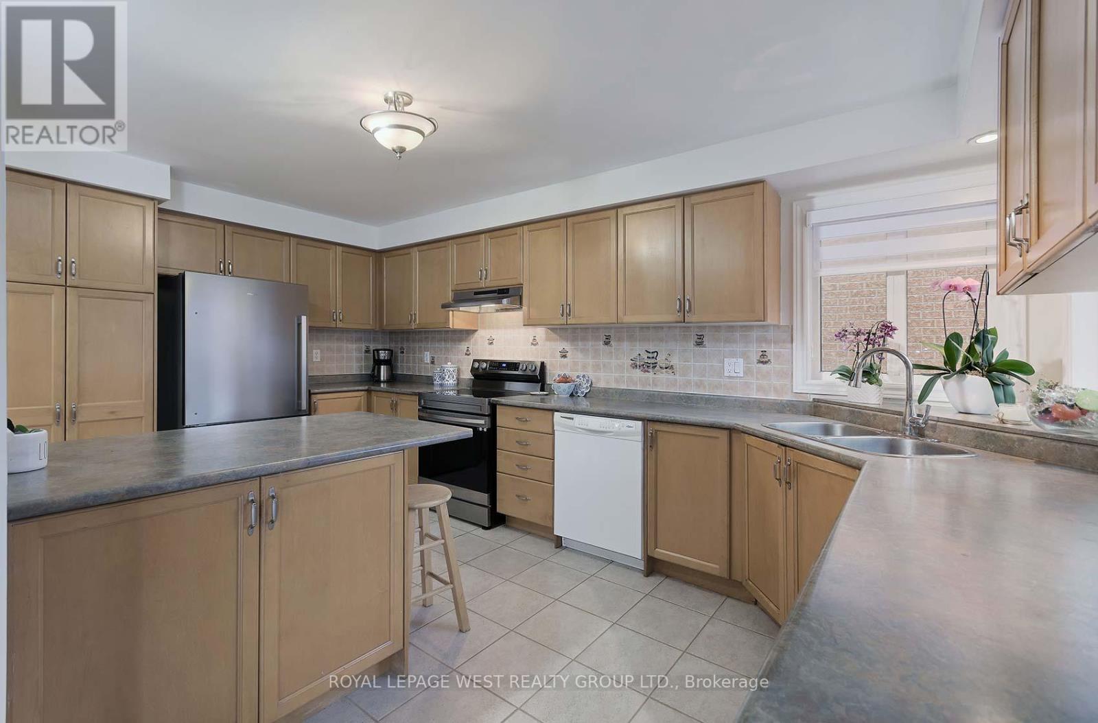 370 Royalpark Way, Vaughan, Ontario  L4H 1K1 - Photo 8 - N12199062