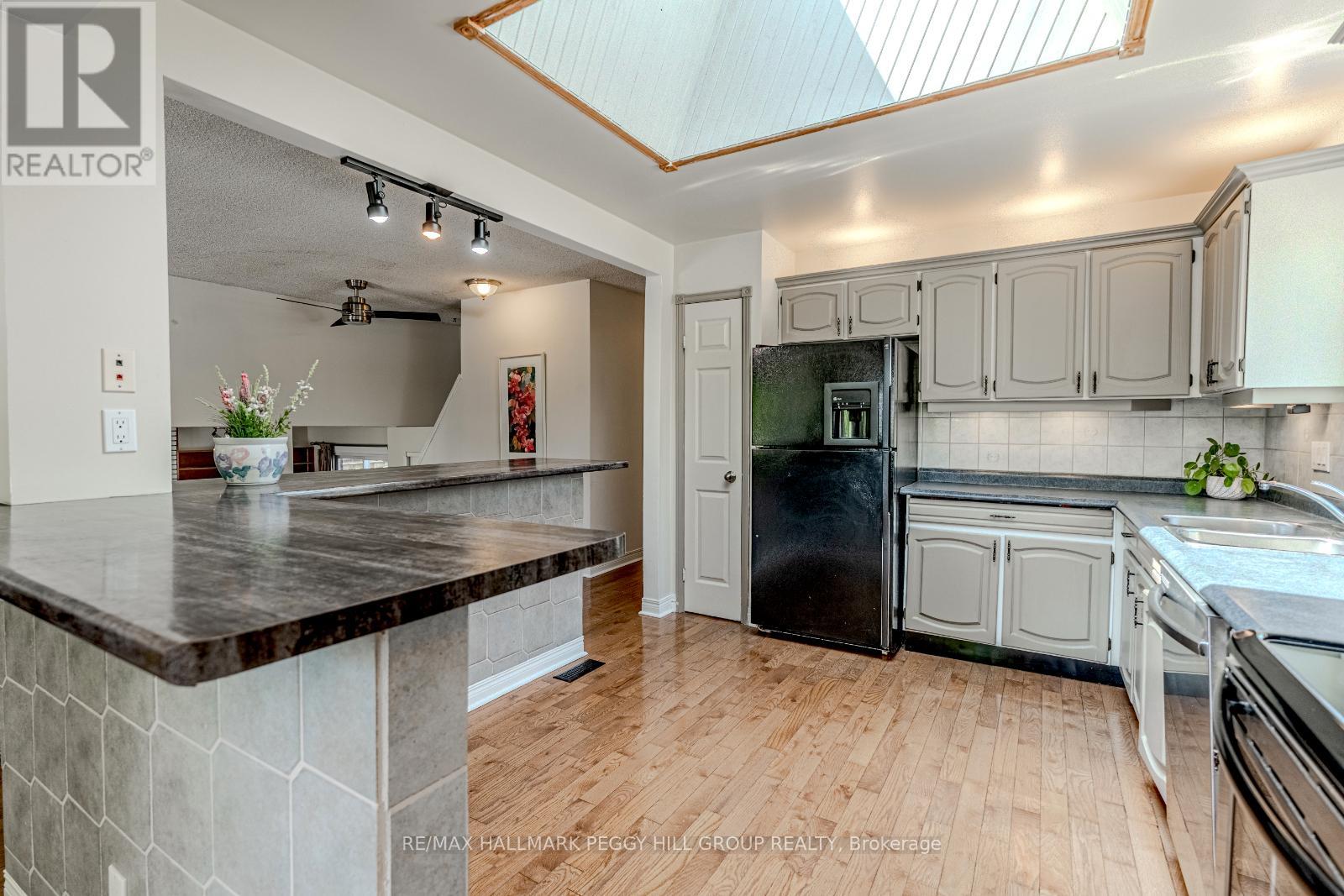20 Shelley Lane, Barrie, Ontario  L4N 4X8 - Photo 4 - S12199134