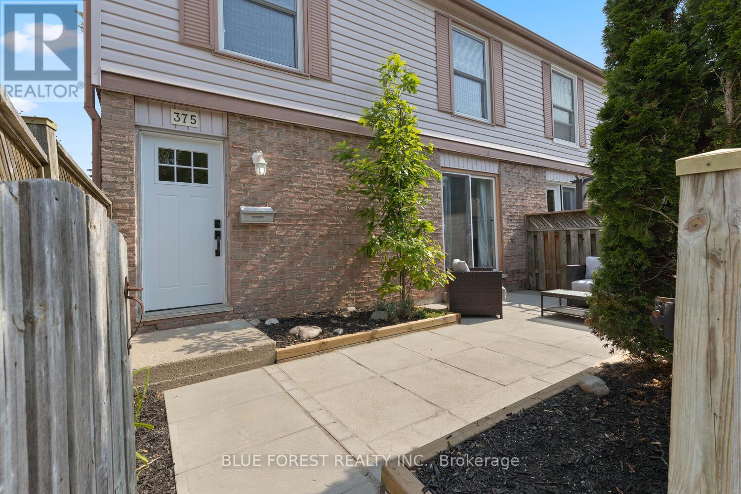 Photo 3 of 45 for 375 Everglade Crescent