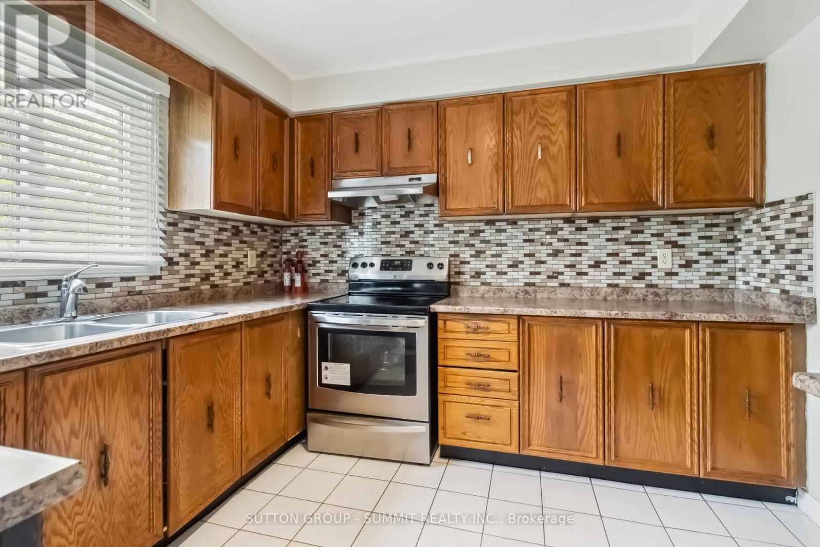 12 Atkins Circle, Brampton (Northwood Park), Ontario  L6X 4A8 - Photo 12 - W12198767