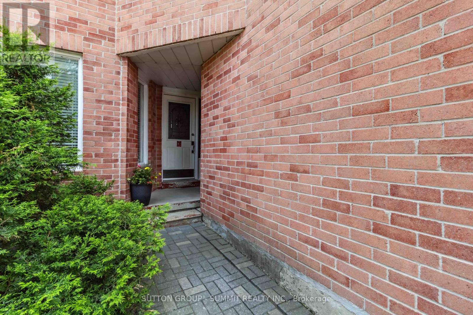 12 Atkins Circle, Brampton (Northwood Park), Ontario  L6X 4A8 - Photo 4 - W12198767