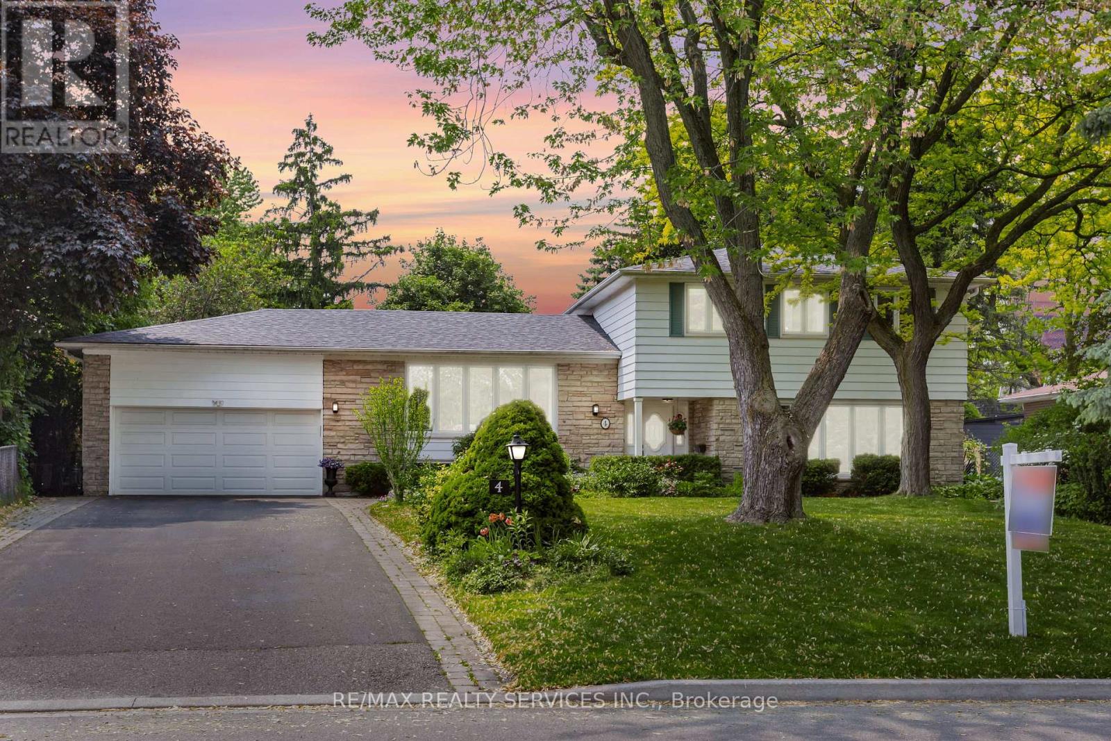 4 Richmond Drive, Brampton, Ontario  L6W 2E8 - Photo 2 - W12198776