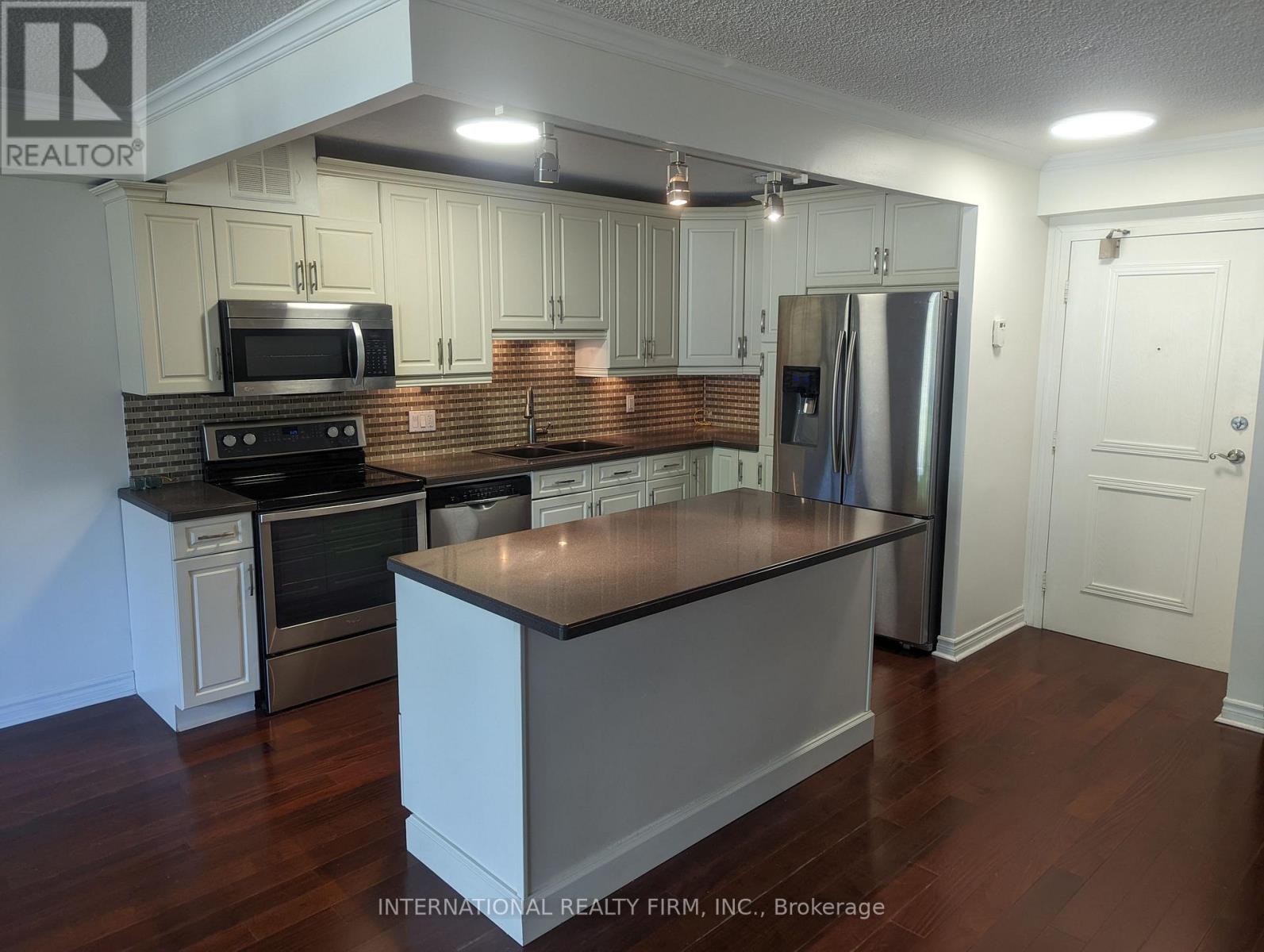 211 - 2929 Aquitaine Avenue, Mississauga, Ontario  L5N 2C7 - Photo 1 - W12198845