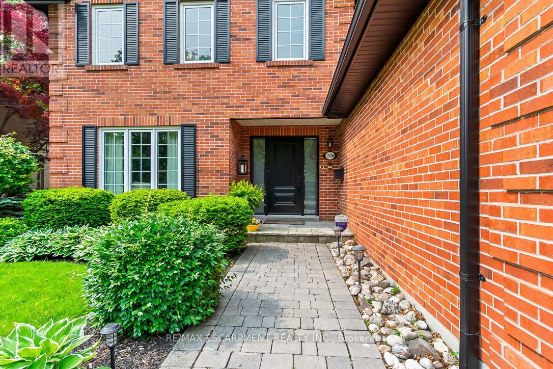 1536 Calumet Place, Mississauga, Ontario  L5J 3A9 - Photo 3 - W12198924