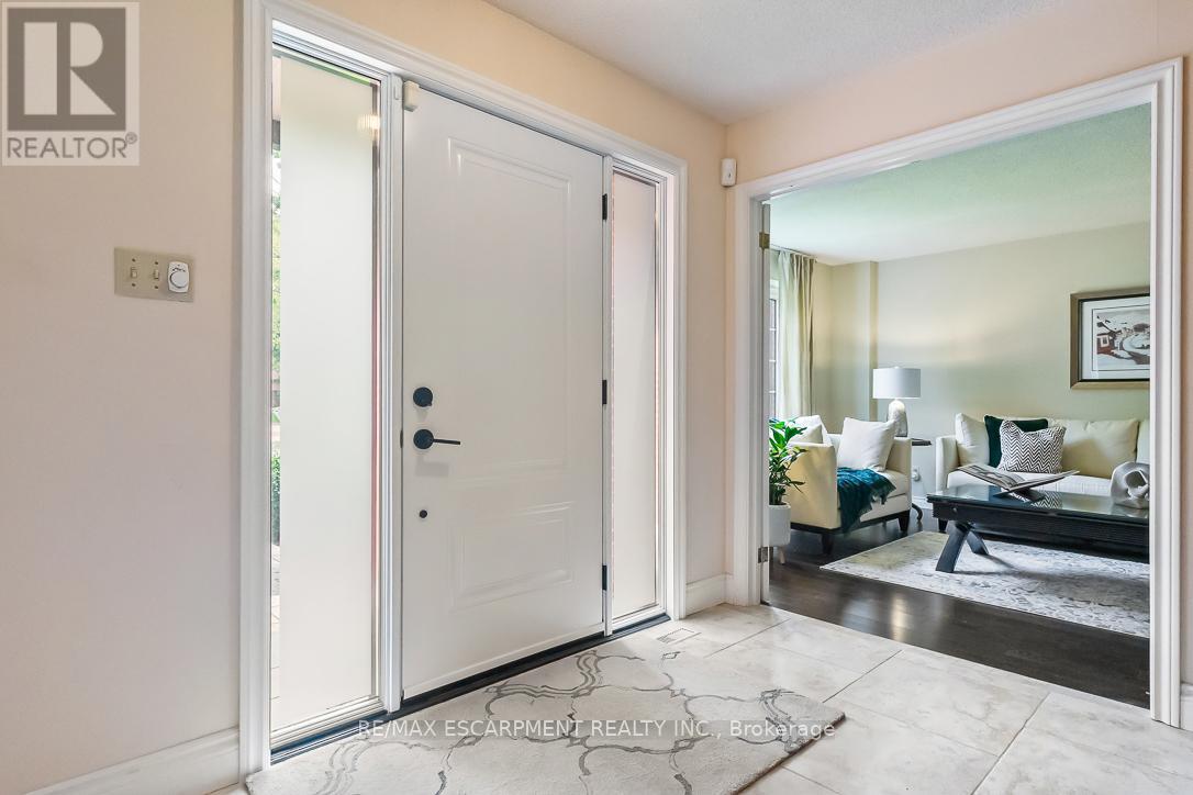 1536 Calumet Place, Mississauga, Ontario  L5J 3A9 - Photo 4 - W12198924