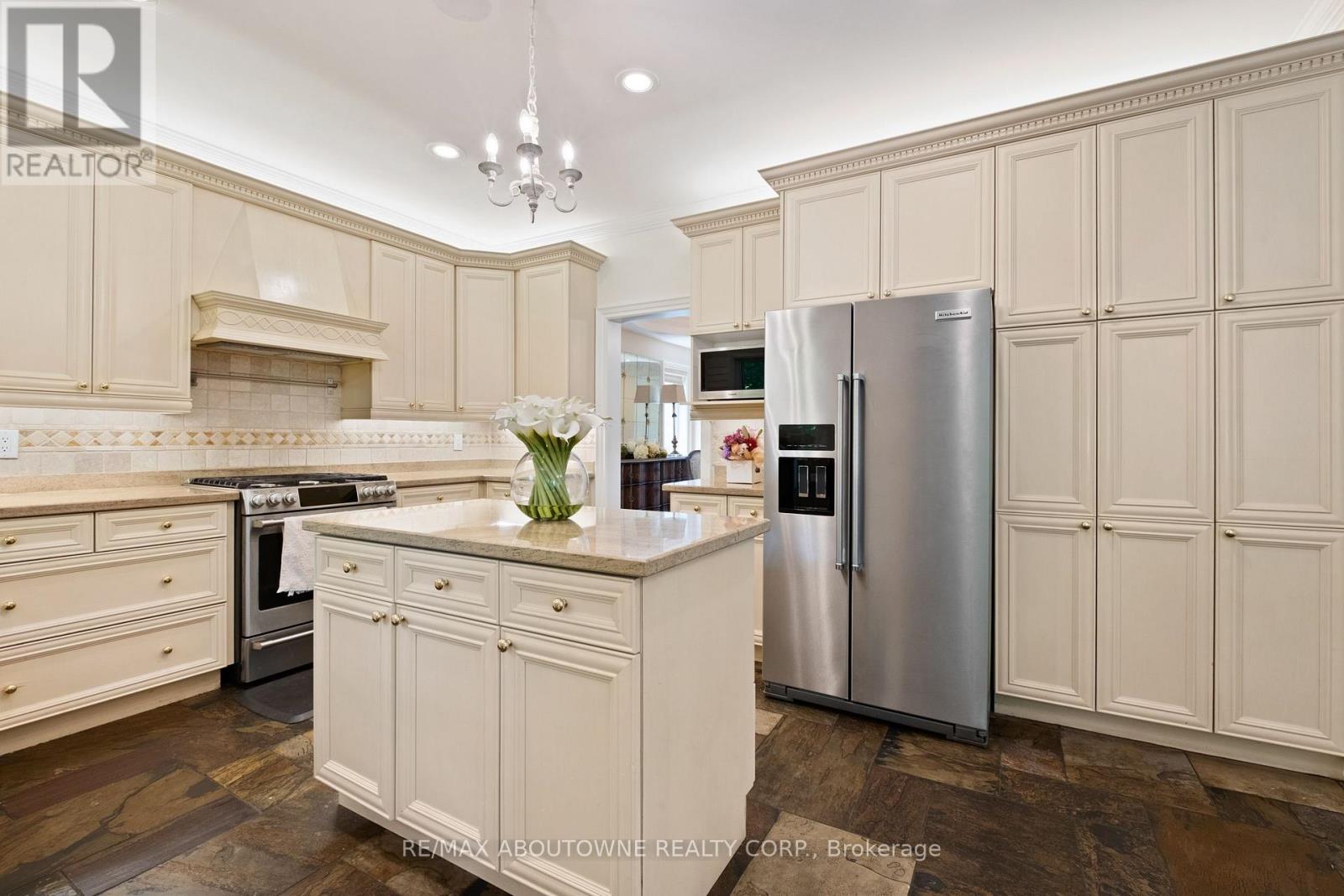 2213 Galloway Drive, Oakville, Ontario  L6H 5M1 - Photo 7 - W12198930