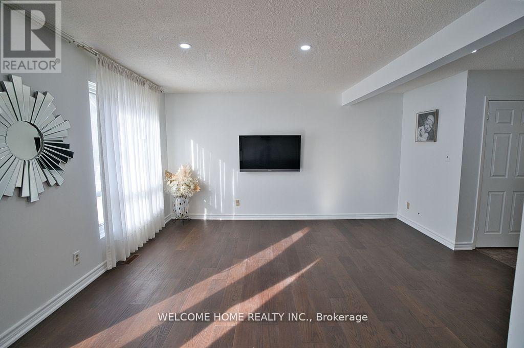 49 Carleton Place, Brampton (Bramalea West Industrial), Ontario  L6T 3Z4 - Photo 3 - W12199000