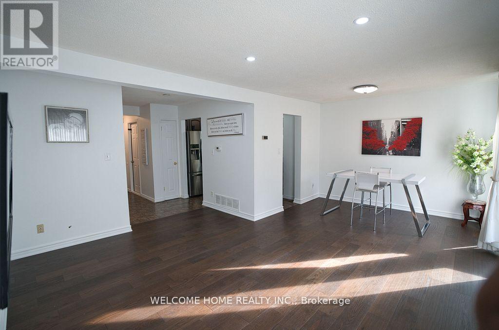 49 Carleton Place, Brampton (Bramalea West Industrial), Ontario  L6T 3Z4 - Photo 4 - W12199000
