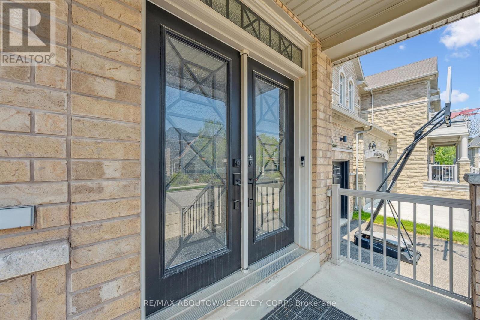 513 Charles Potter Lane, Oakville, Ontario  L6M 0P7 - Photo 4 - W12199105