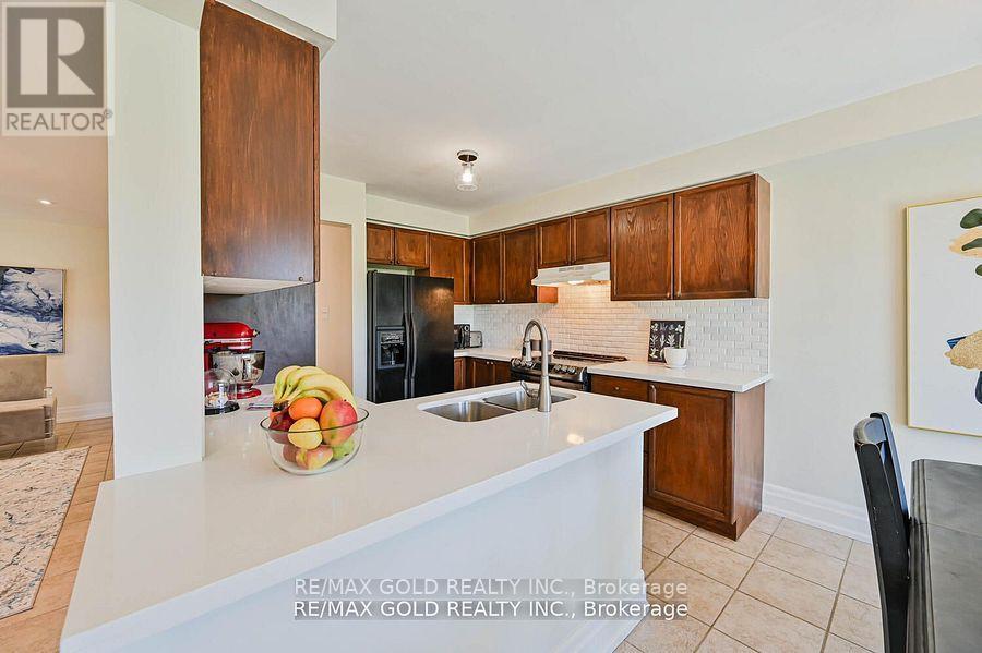8 Willow Park Drive, Brampton, Ontario  L6R 2M9 - Photo 10 - W12199108