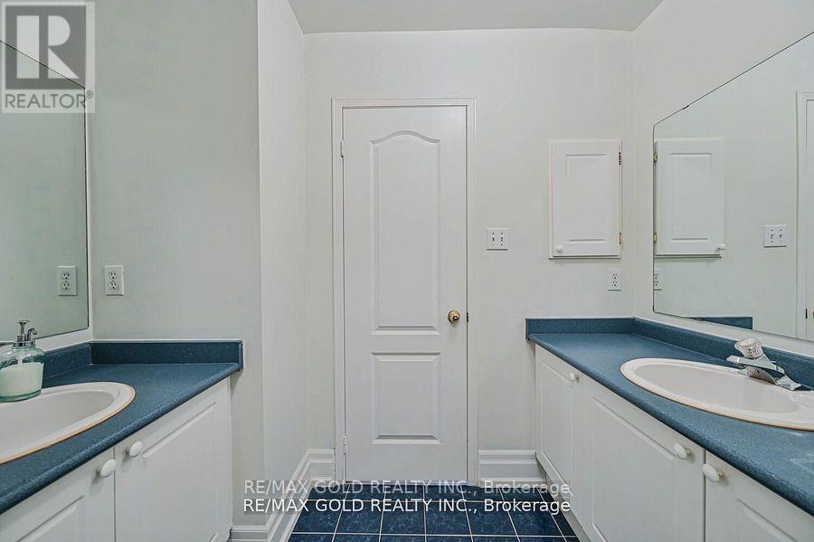 8 Willow Park Drive, Brampton, Ontario  L6R 2M9 - Photo 30 - W12199108