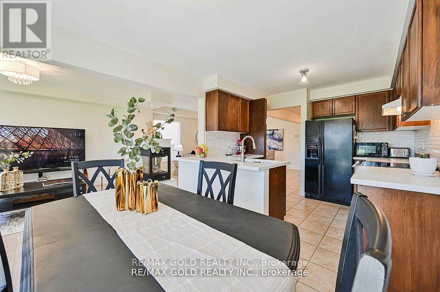 8 Willow Park Drive, Brampton, Ontario  L6R 2M9 - Photo 8 - W12199108