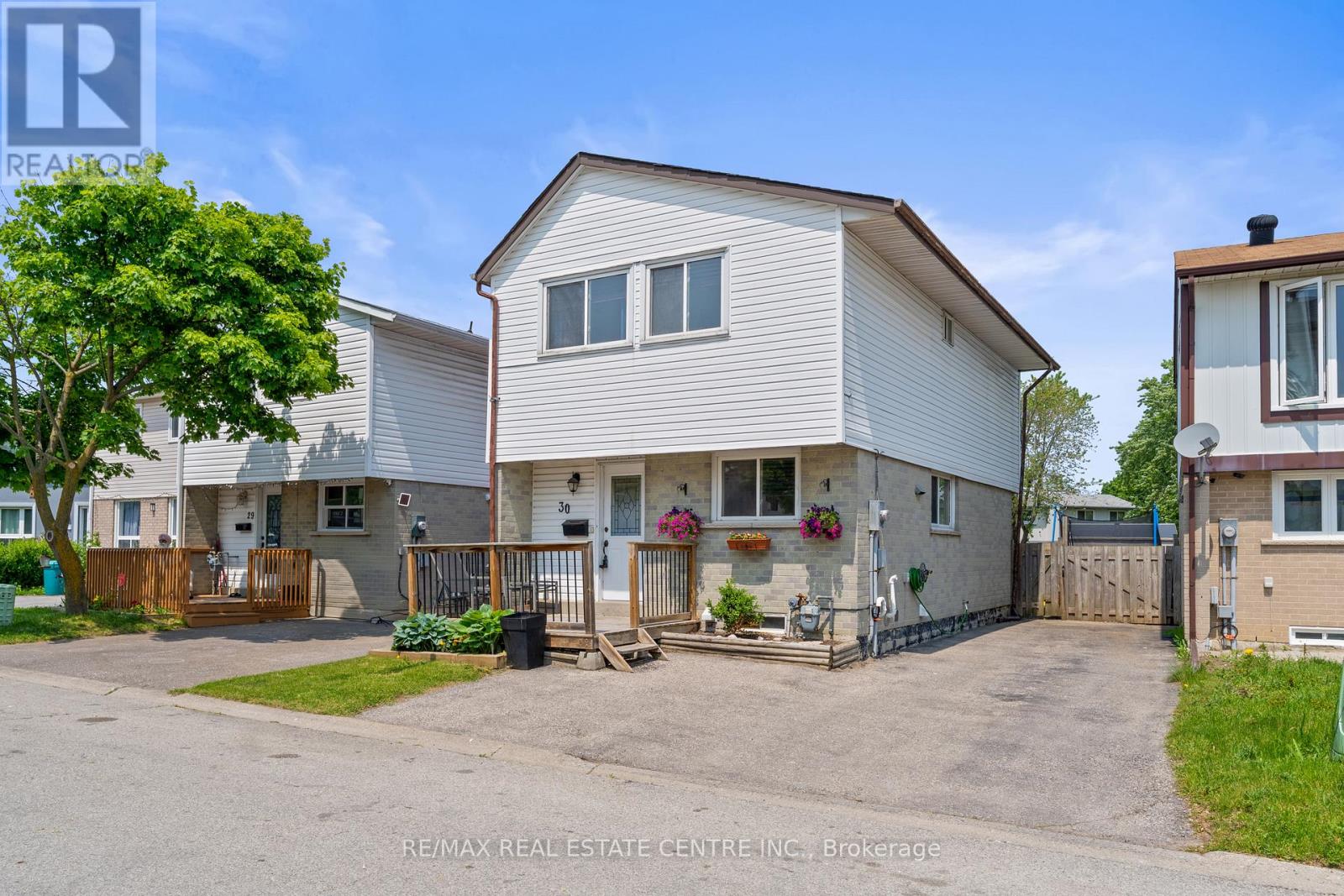 30 Gold Pine Court, Brampton, Ontario  L6S 2K6 - Photo 2 - W12199151