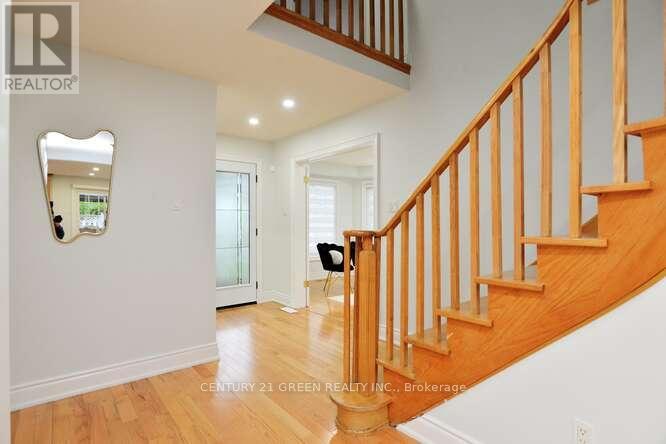 14 Smye Court, Brampton, Ontario  L6X 4B3 - Photo 4 - W12199162