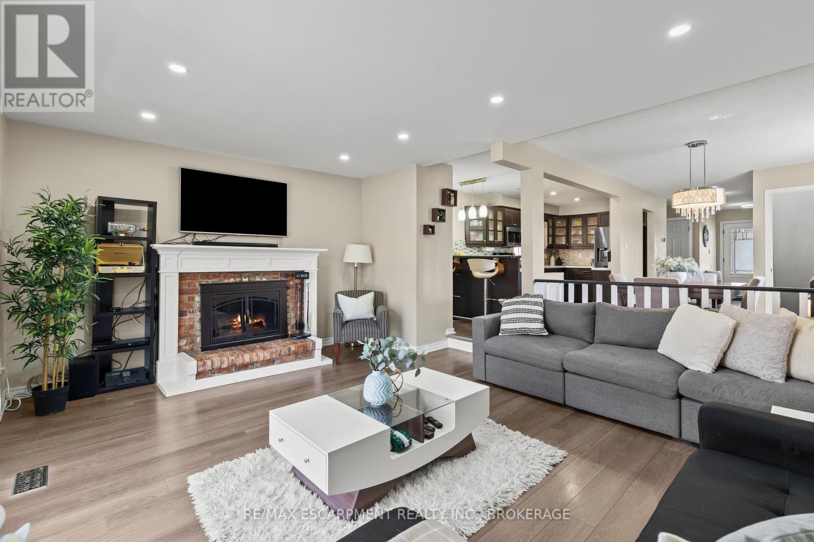 64 Athenia Drive, Hamilton (Stoney Creek Mountain), Ontario  L8J 1S7 - Photo 14 - X12199262