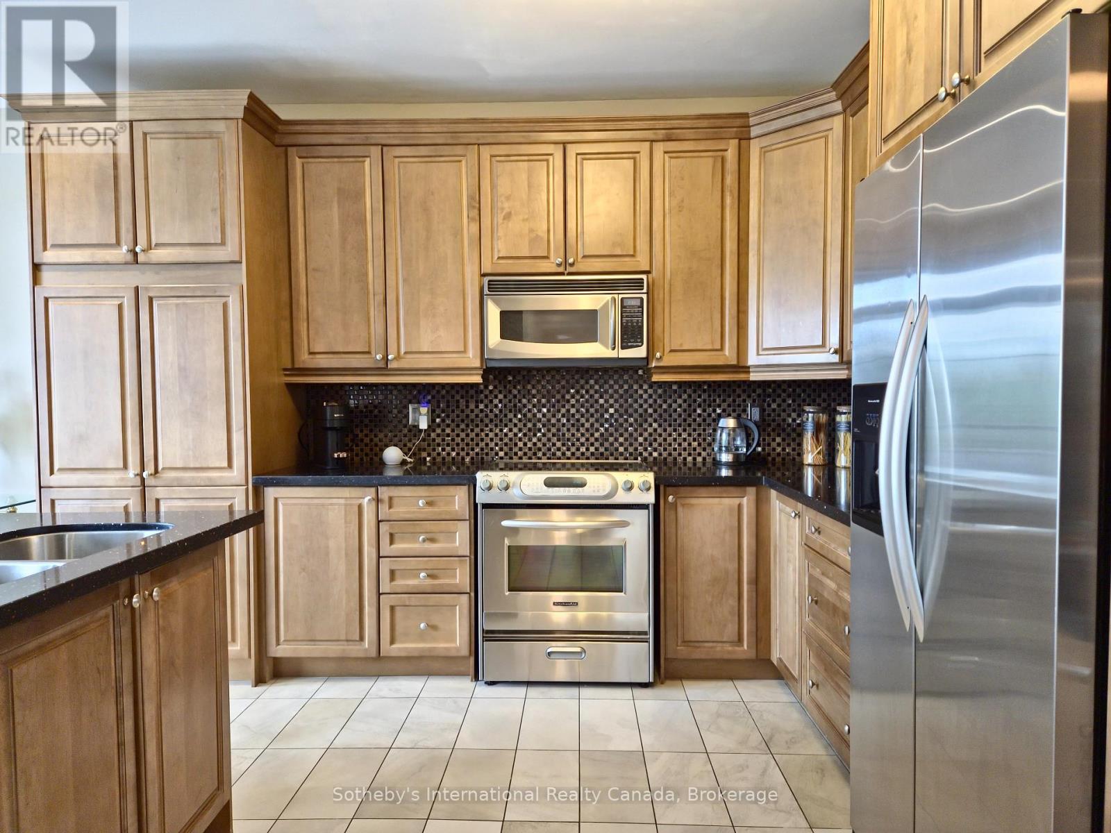 22 Prada Court, Brampton, Ontario  L6P 2K1 - Photo 6 - W12199203