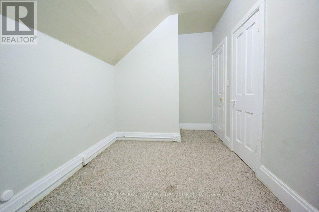 70 William Street W, Waterloo, Ontario  N2L 1J7 - Photo 13 - X12198964