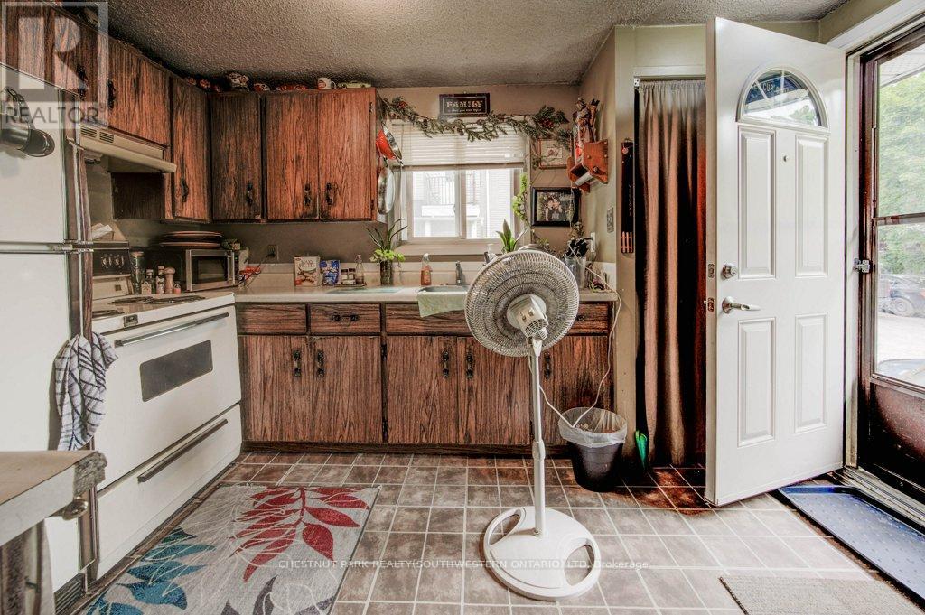 70 William Street W, Waterloo, Ontario  N2L 1J7 - Photo 33 - X12198964