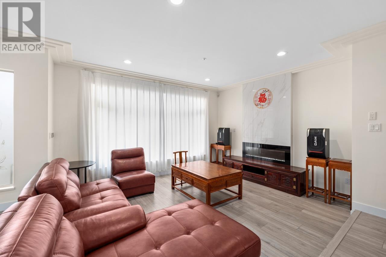 Property at 6823 KILLARNEY STREET image 3