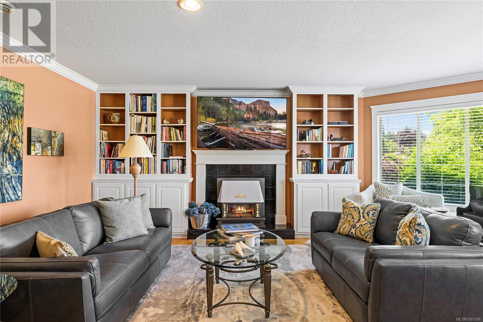 Property at 910 Fairways Dr image 2