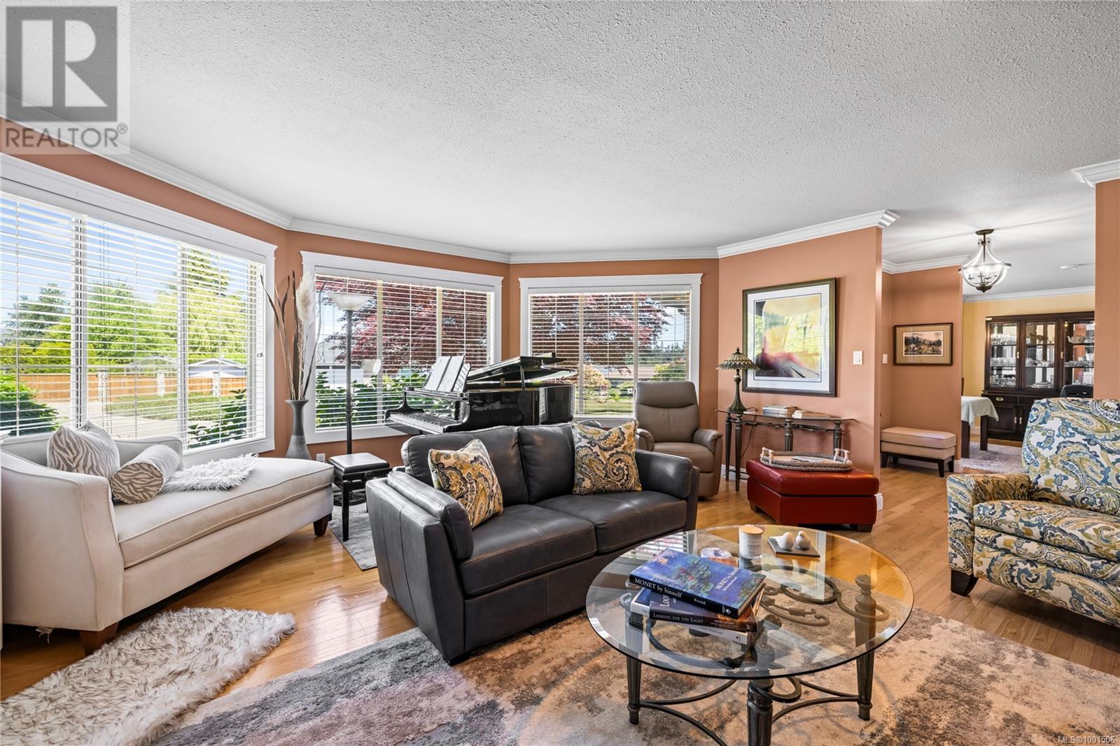 Property at 910 Fairways Dr image 3