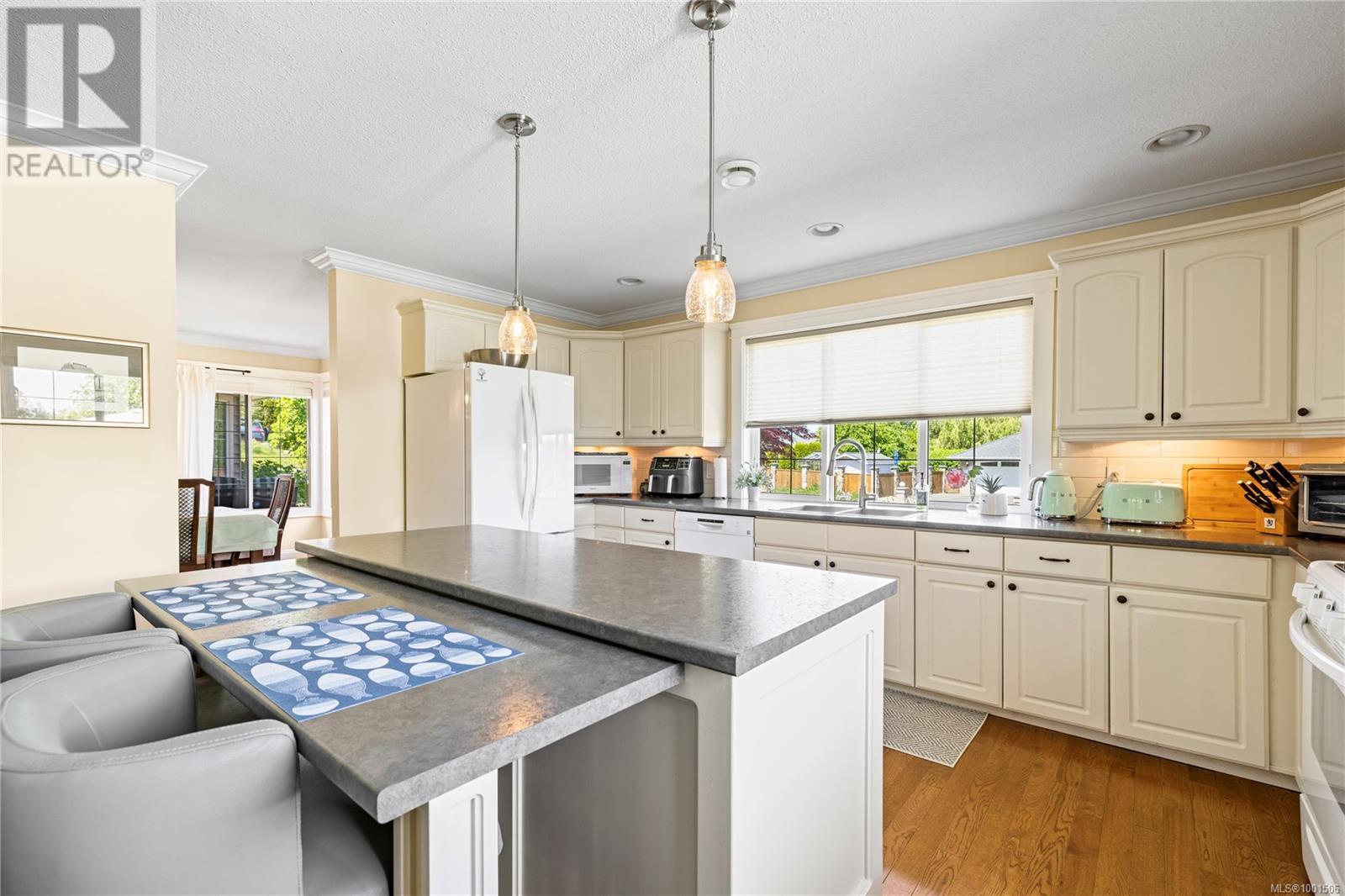 Property at 910 Fairways Dr image 4