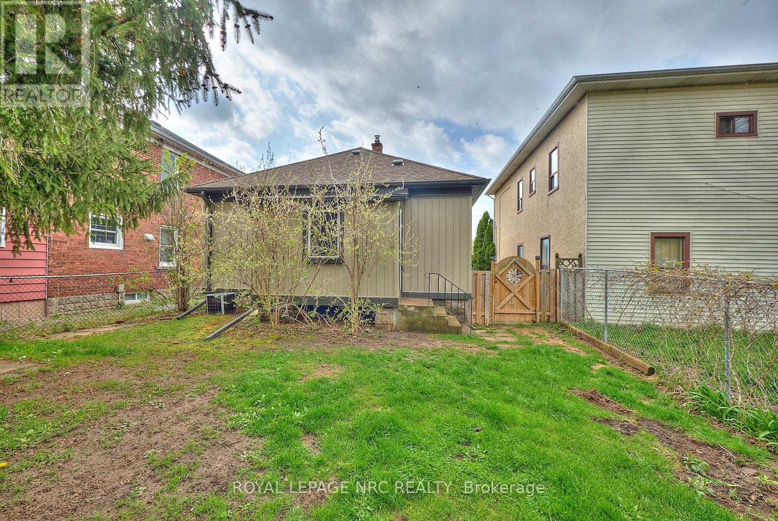 11 Beech Street, St. Catharines, Ontario  L2R 2B6 - Photo 3 - X12121870