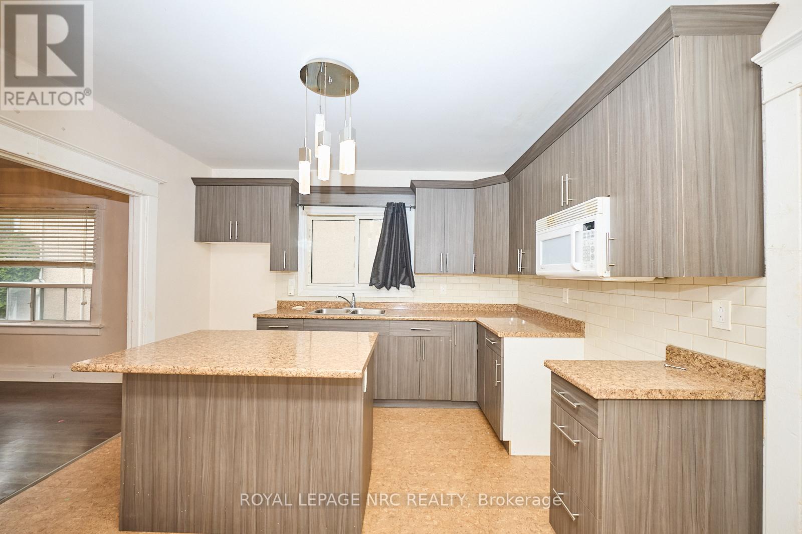 11 Beech Street, St. Catharines, Ontario  L2R 2B6 - Photo 11 - X12121870