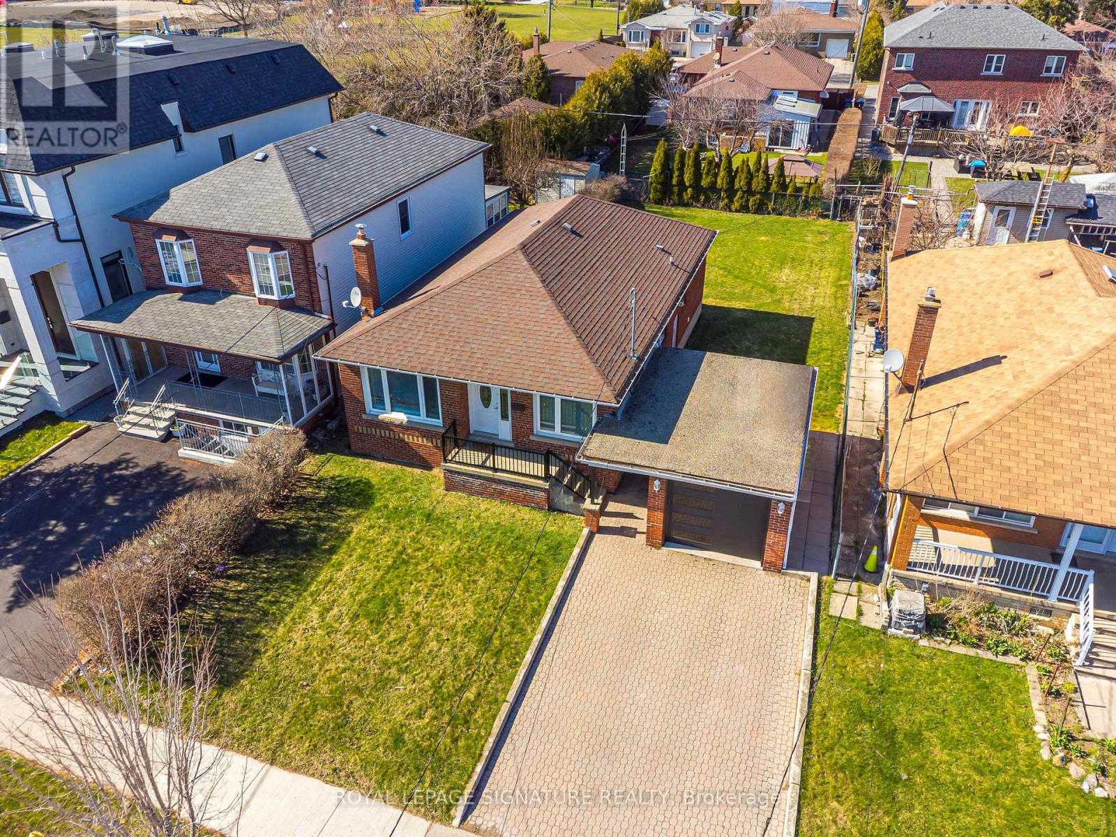 136 Regina Avenue, Toronto (Englemount-Lawrence), Ontario  M6A 1R7 - Photo 1 - C12199460