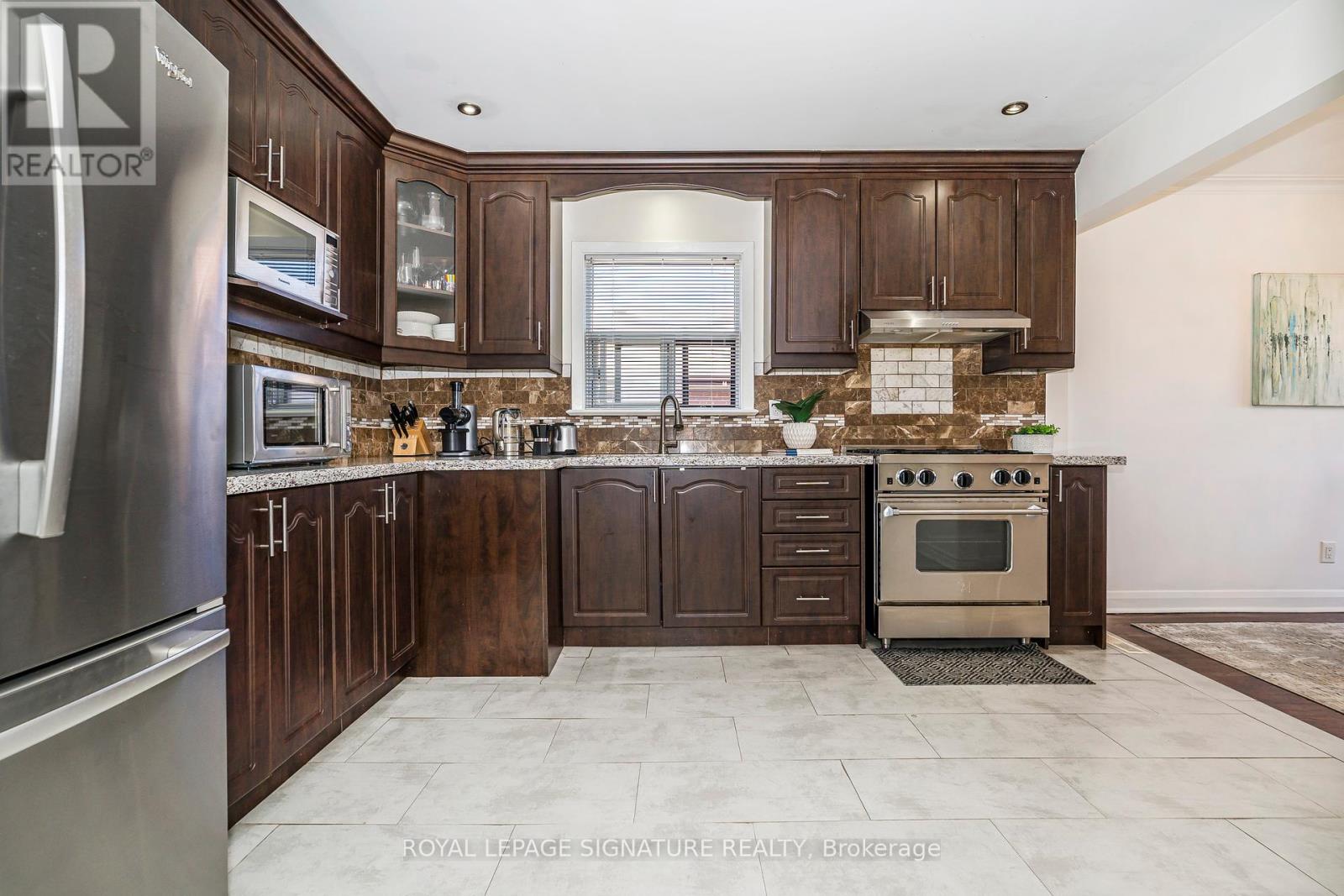 136 Regina Avenue, Toronto (Englemount-Lawrence), Ontario  M6A 1R7 - Photo 11 - C12199460