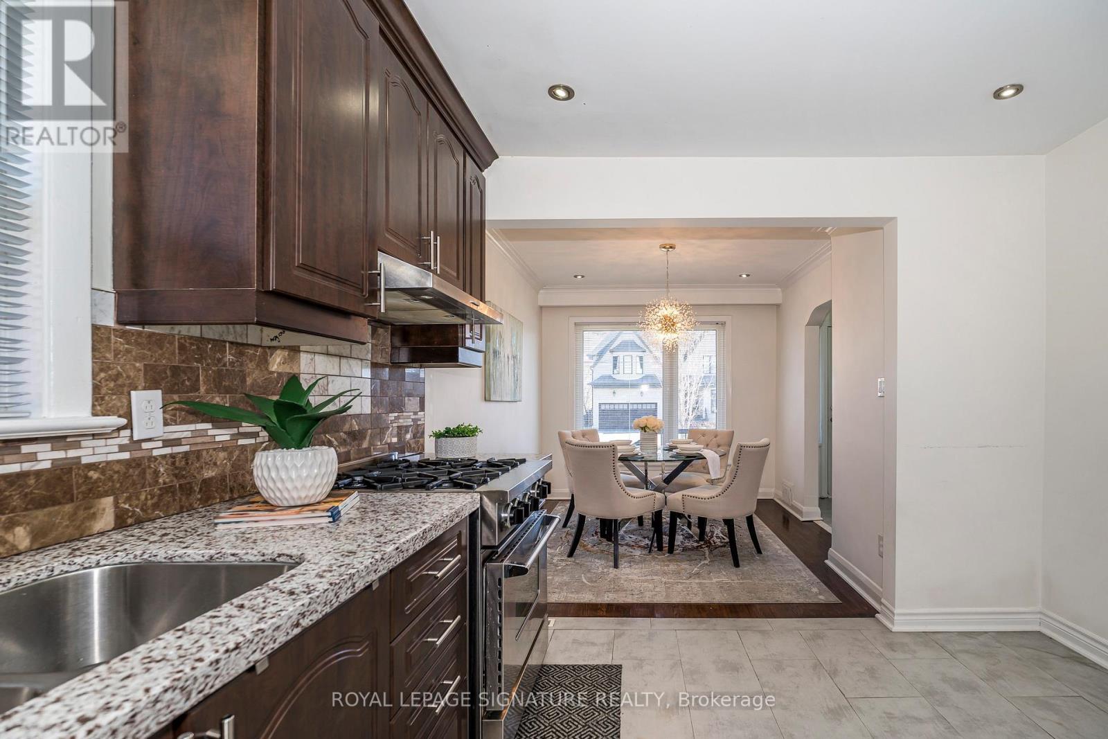 136 Regina Avenue, Toronto (Englemount-Lawrence), Ontario  M6A 1R7 - Photo 12 - C12199460