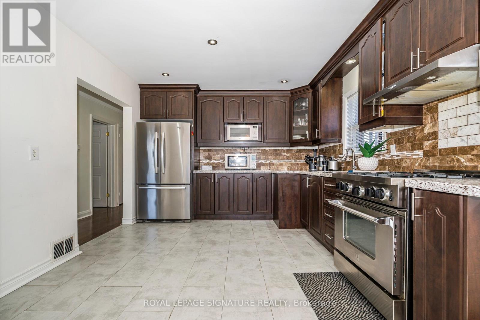 136 Regina Avenue, Toronto (Englemount-Lawrence), Ontario  M6A 1R7 - Photo 13 - C12199460