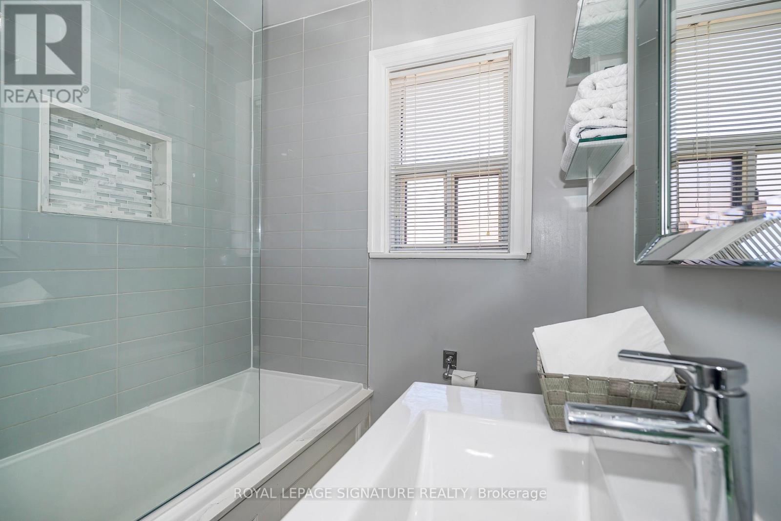 136 Regina Avenue, Toronto (Englemount-Lawrence), Ontario  M6A 1R7 - Photo 21 - C12199460