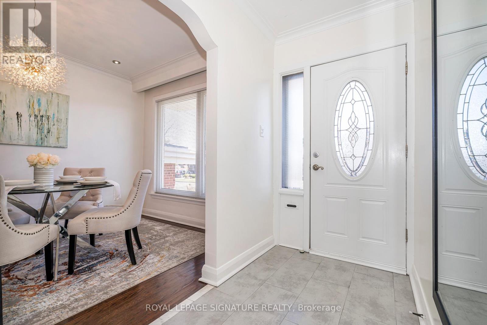 136 Regina Avenue, Toronto (Englemount-Lawrence), Ontario  M6A 1R7 - Photo 4 - C12199460