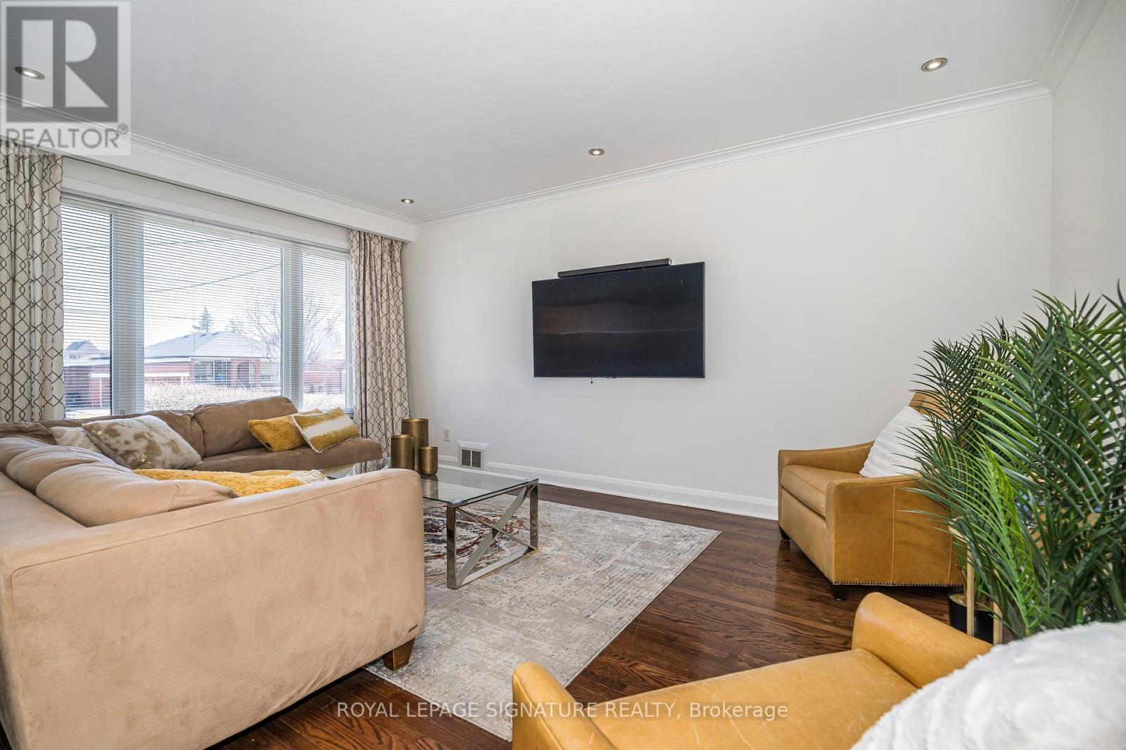 136 Regina Avenue, Toronto (Englemount-Lawrence), Ontario  M6A 1R7 - Photo 6 - C12199460