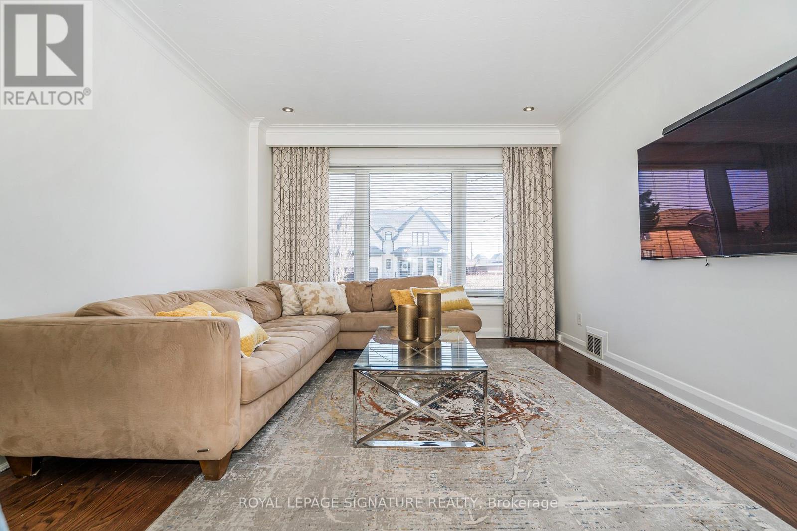 136 Regina Avenue, Toronto (Englemount-Lawrence), Ontario  M6A 1R7 - Photo 7 - C12199460