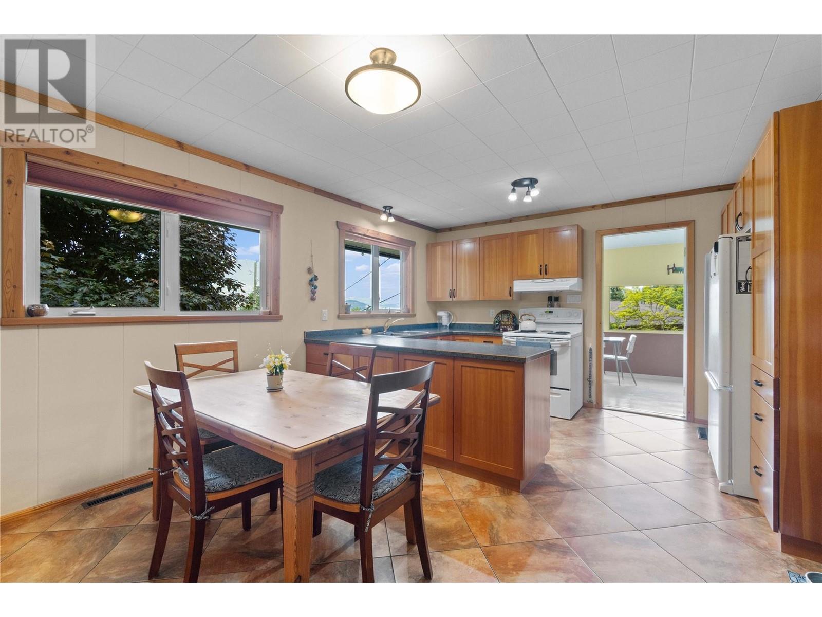 1230 1 Street Se, Salmon Arm, British Columbia  V1E 1J3 - Photo 12 - 10350961