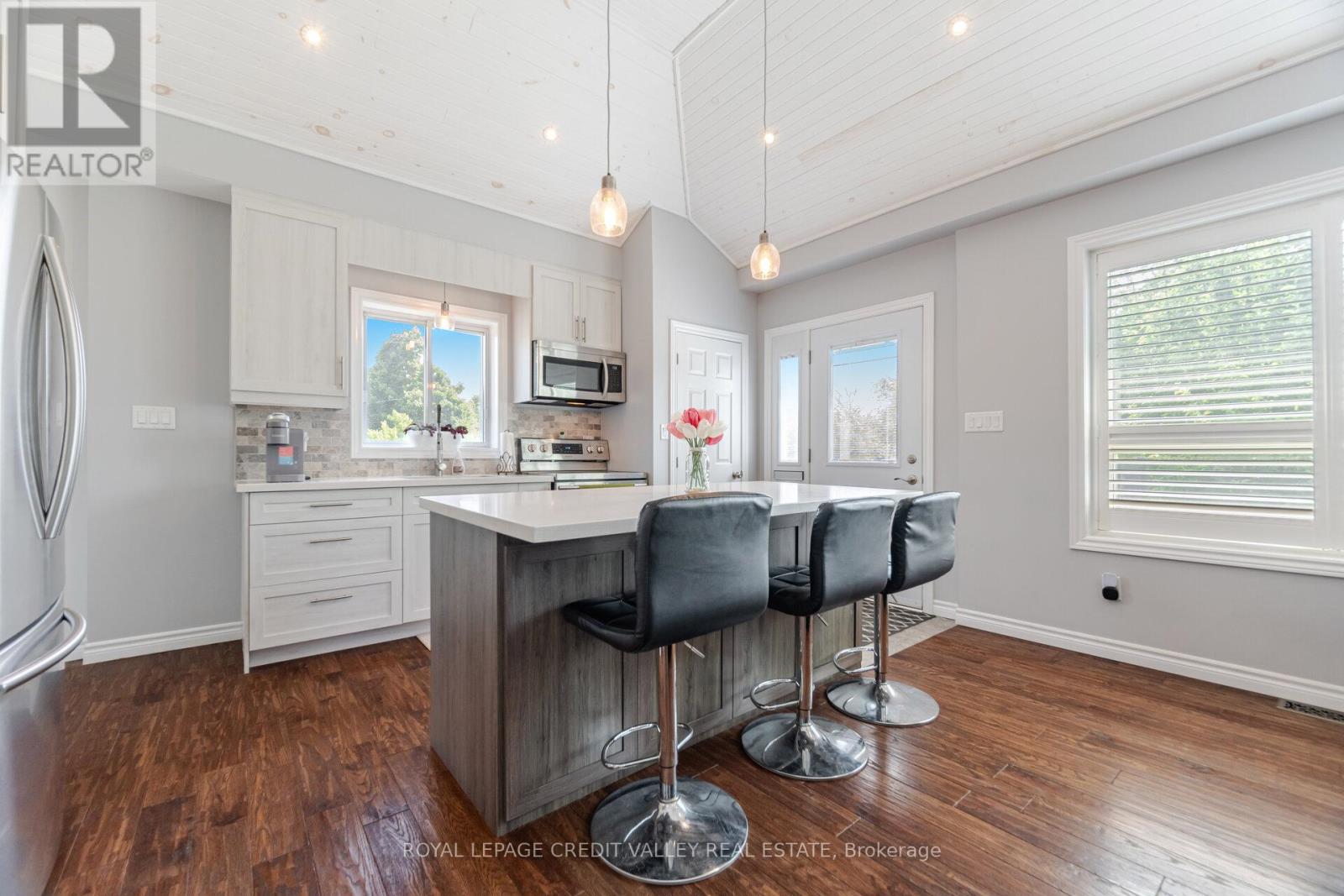 391 Mountainview Drive, Milton, Ontario  L9T 1W1 - Photo 11 - W12199247