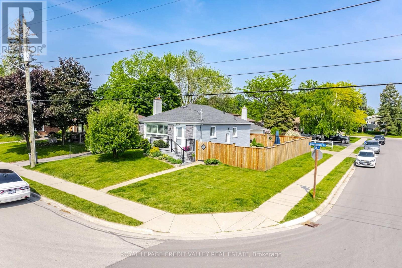 391 Mountainview Drive, Milton, Ontario  L9T 1W1 - Photo 2 - W12199247