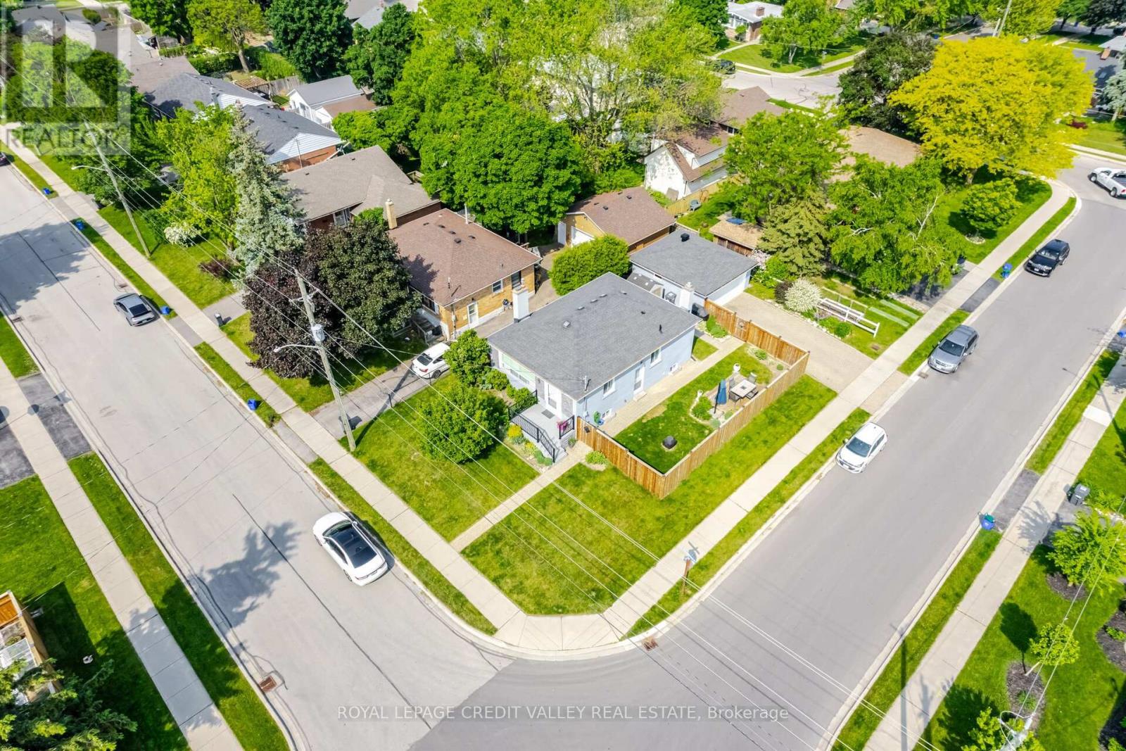 391 Mountainview Drive, Milton, Ontario  L9T 1W1 - Photo 3 - W12199247