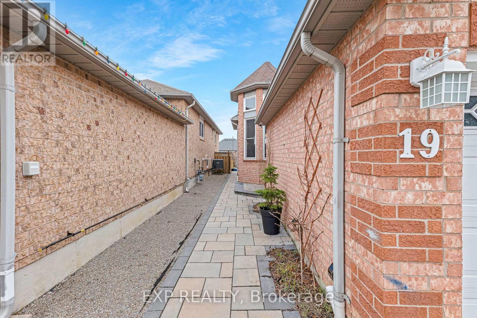 19 Silkwood Crescent, Brampton, Ontario  L6X 4L1 - Photo 2 - W12199260