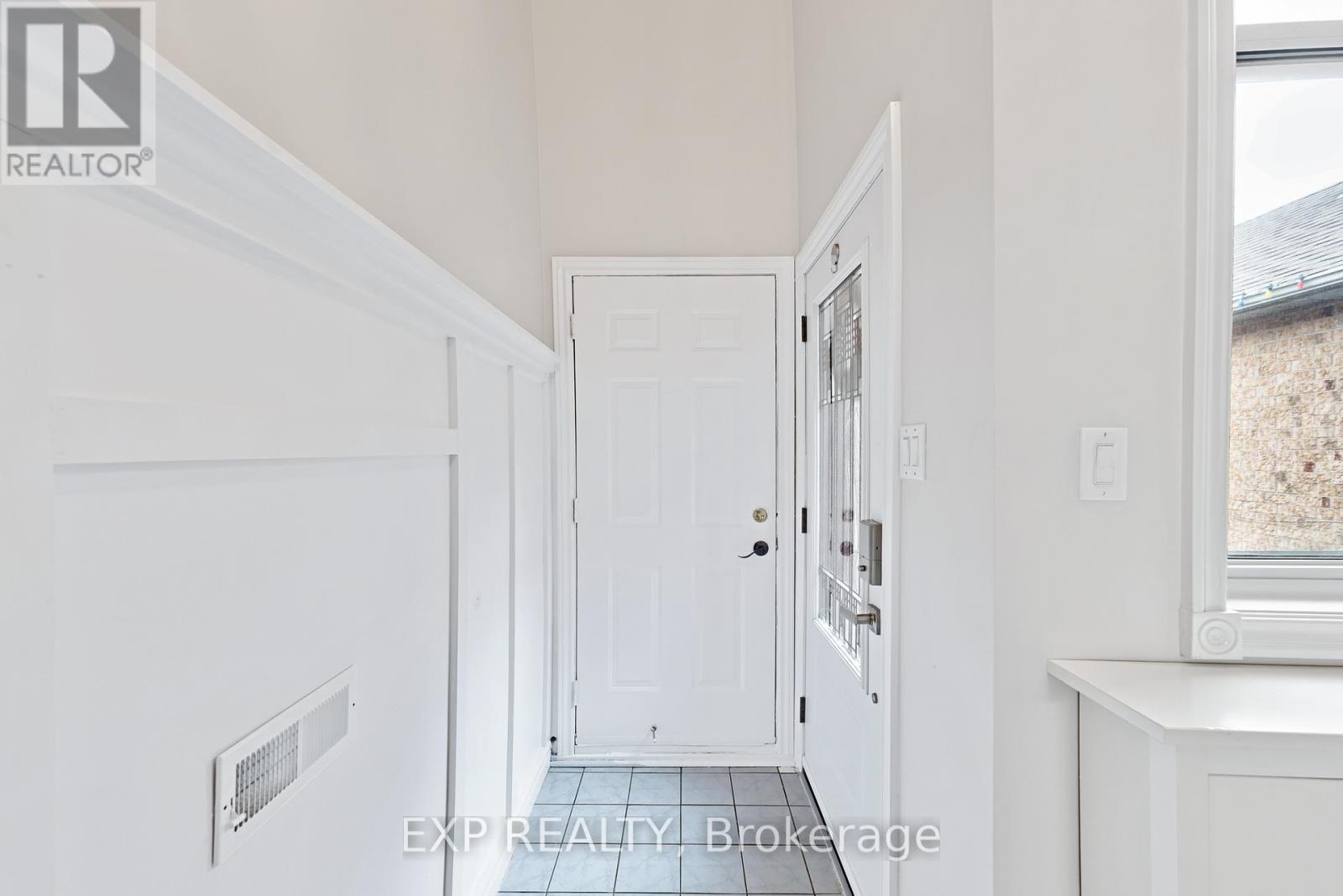 19 Silkwood Crescent, Brampton, Ontario  L6X 4L1 - Photo 4 - W12199260