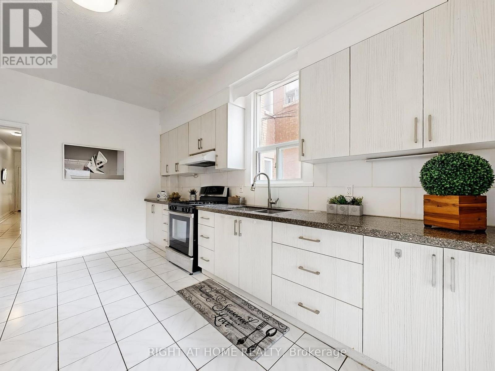 1072 Dufferin Street, Toronto (Dovercourt-Wallace Emerson-Junction), Ontario  M6H 4B6 - Photo 14 - W12199313